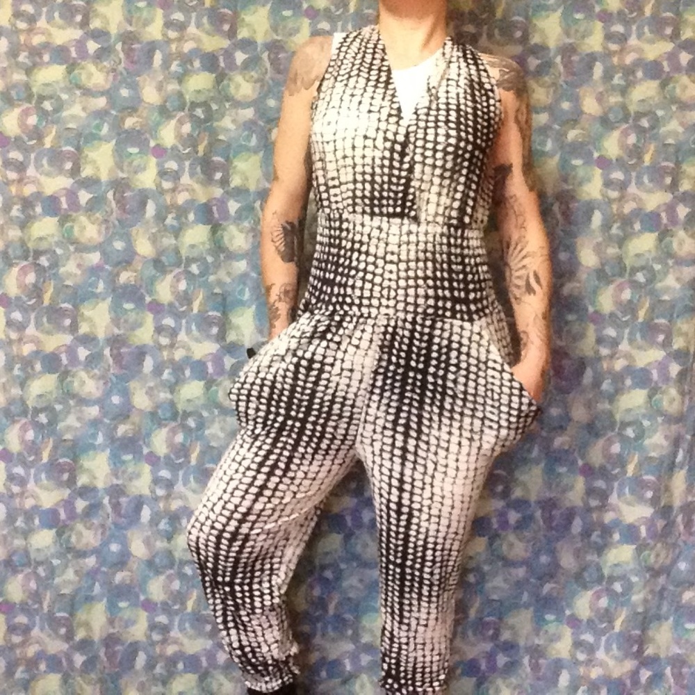 Tie back jumpsuit with pockets - Picture 3 of 3
